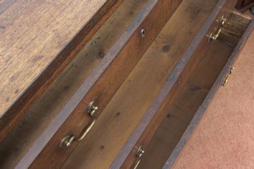 18TH CENTURY OAK DRESSING CHEST OF ELEGANT PROPORTIONS - ADDITIONAL PHOTO 5