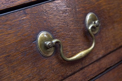 18TH CENTURY OAK DRESSING CHEST OF ELEGANT PROPORTIONS - ADDITIONAL PHOTO 8