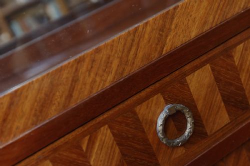 FINE QUALITY DISPLAY CABINET IN OAK AND KINGWOOD - ADDITIONAL PHOTO 1