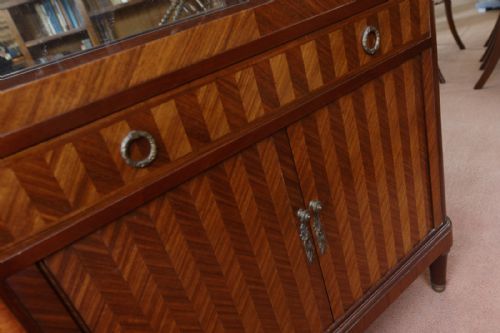FINE QUALITY DISPLAY CABINET IN OAK AND KINGWOOD - ADDITIONAL PHOTO 4