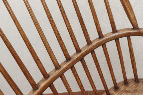 A HIGH QUALITY HOOPBACK STYLE WINDSOR CHAIR IN ASH - ADDITIONAL PHOTO 4