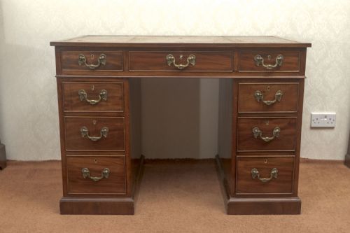 mahogany kneehole desk of the finest quality - CATEGORY: ANTIQUE DESKS - DATED 1930