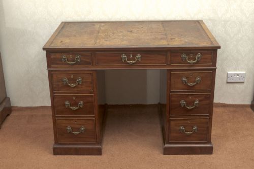 MAHOGANY KNEEHOLE DESK OF THE FINEST QUALITY - ADDITIONAL PHOTO 1