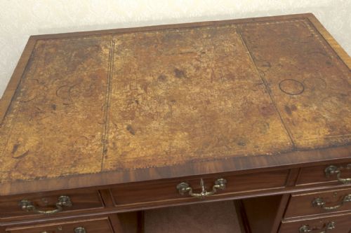 MAHOGANY KNEEHOLE DESK OF THE FINEST QUALITY - ADDITIONAL PHOTO 2