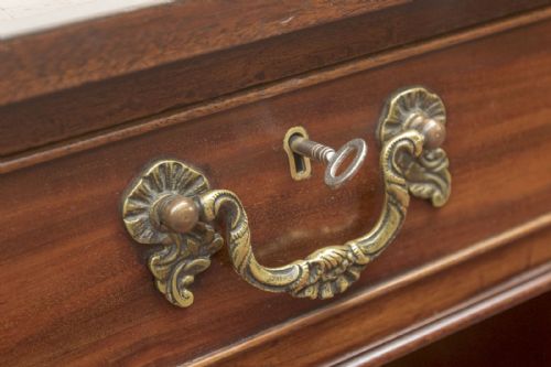 MAHOGANY KNEEHOLE DESK OF THE FINEST QUALITY - ADDITIONAL PHOTO 3