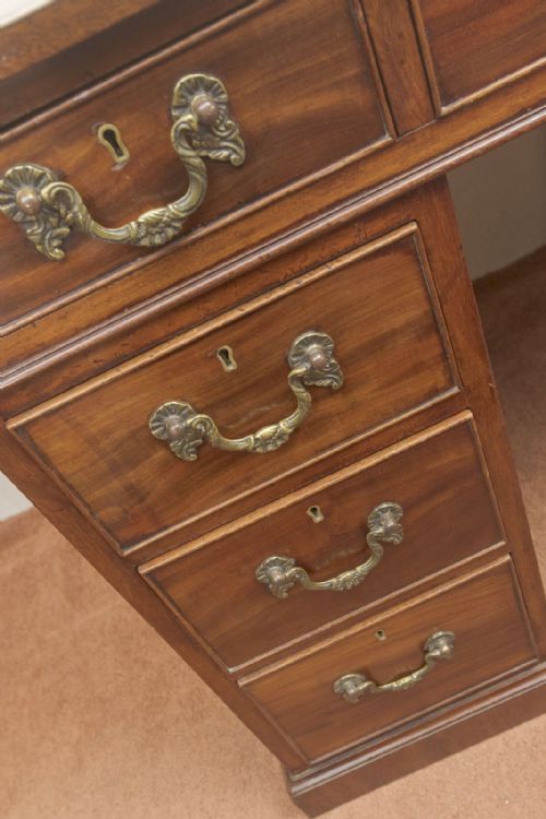 MAHOGANY KNEEHOLE DESK OF THE FINEST QUALITY - ADDITIONAL PHOTO 4