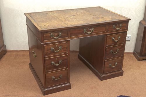 MAHOGANY KNEEHOLE DESK OF THE FINEST QUALITY - ADDITIONAL PHOTO 5