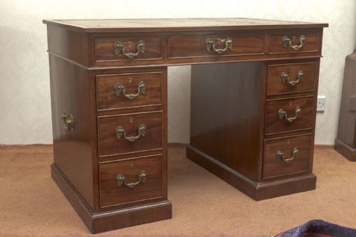 MAHOGANY KNEEHOLE DESK OF THE FINEST QUALITY - ADDITIONAL PHOTO 6