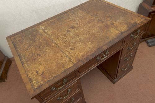 MAHOGANY KNEEHOLE DESK OF THE FINEST QUALITY - ADDITIONAL PHOTO 8