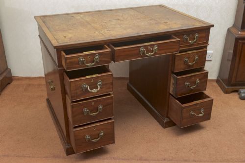 MAHOGANY KNEEHOLE DESK OF THE FINEST QUALITY - ADDITIONAL PHOTO 9
