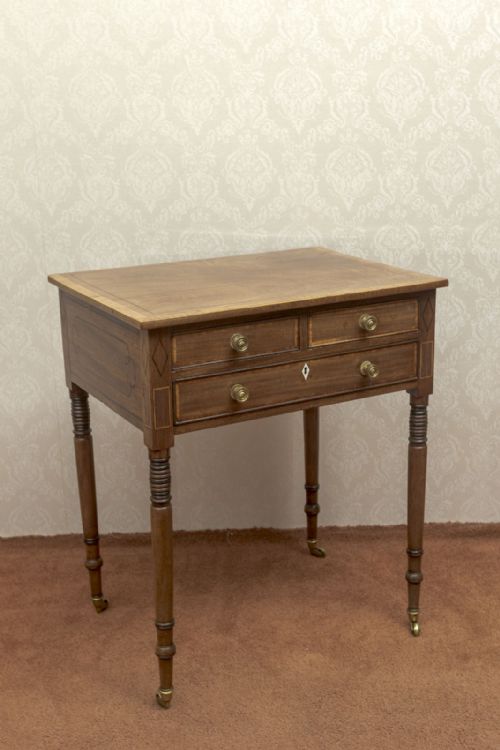 RARE MAHOGANY THREE DRAWER SIDE TABLE OF SHERATON PERIOD - ADDITIONAL PHOTO 1