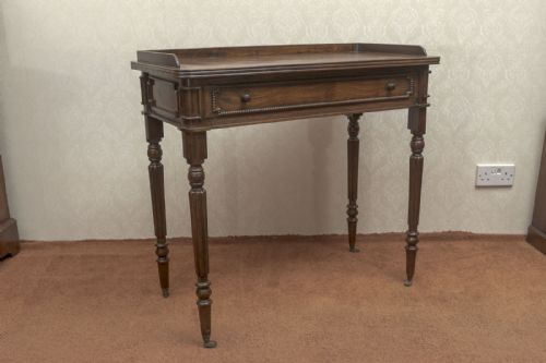 pretty and unusual table made of padauk wood - CATEGORY: ANTIQUE TABLES - DATED 19TH CENTURY