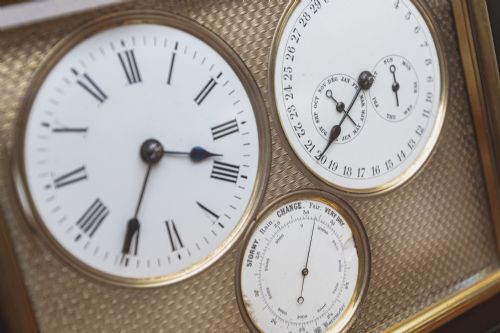 A VERY ATTRACTIVE FRENCH CALENDAR CLOCK - ADDITIONAL PHOTO 3