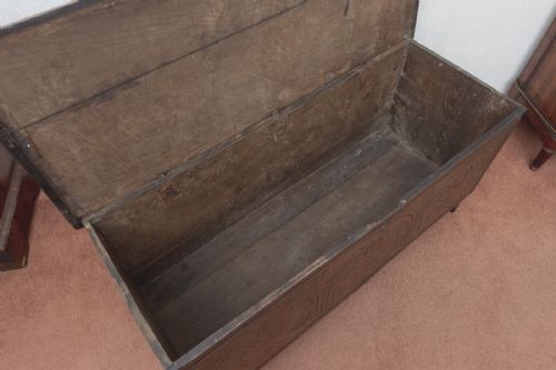 LATE 17TH OR EARLY 18TH CENTURY PLANK COFFER - ADDITIONAL PHOTO 3