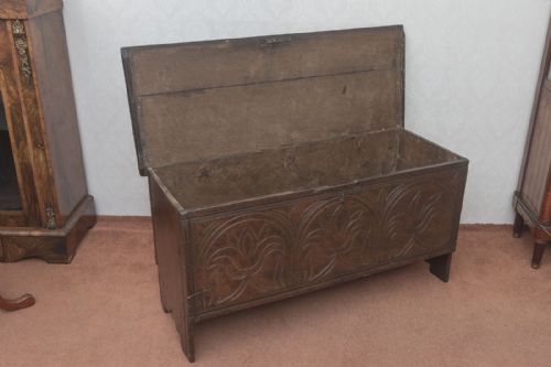 LATE 17TH OR EARLY 18TH CENTURY PLANK COFFER - ADDITIONAL PHOTO 4