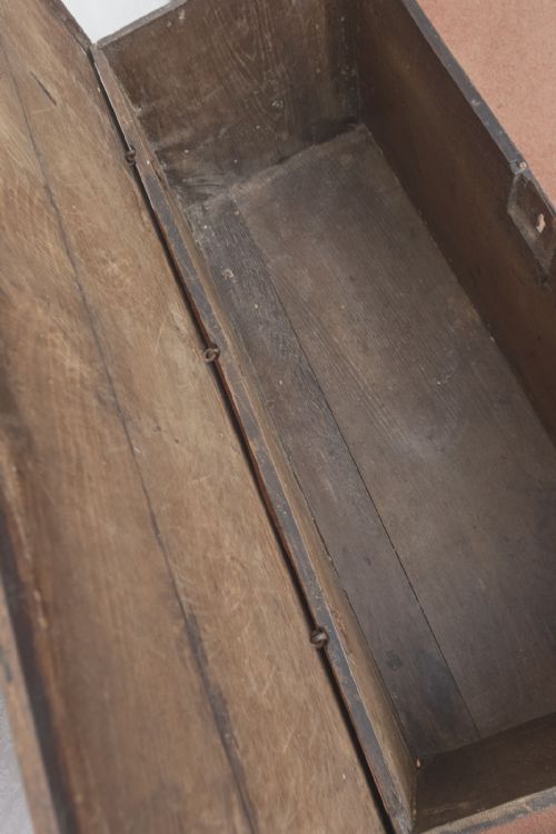 LATE 17TH OR EARLY 18TH CENTURY PLANK COFFER - ADDITIONAL PHOTO 10