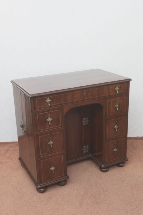 antique kneehole desk of small size in mahogany - CATEGORY: ANTIQUE DESKS - DATED 18TH CENTURY