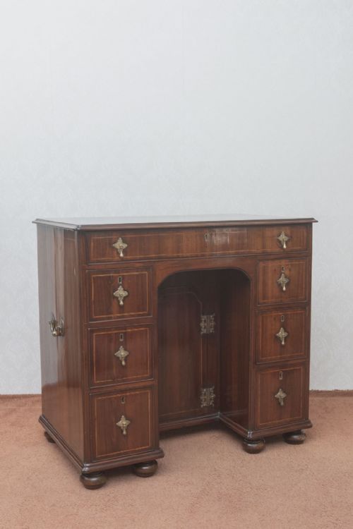 ANTIQUE KNEEHOLE DESK OF SMALL SIZE IN MAHOGANY - ADDITIONAL PHOTO 1