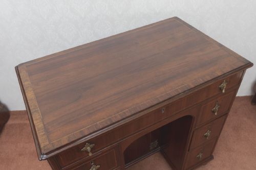 ANTIQUE KNEEHOLE DESK OF SMALL SIZE IN MAHOGANY - ADDITIONAL PHOTO 2