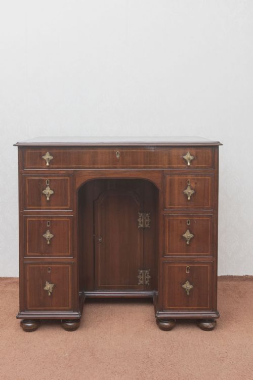 ANTIQUE KNEEHOLE DESK OF SMALL SIZE IN MAHOGANY - ADDITIONAL PHOTO 9