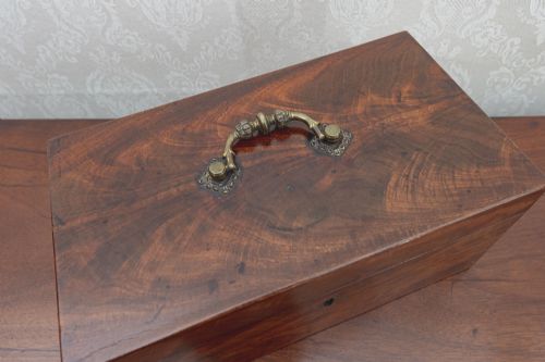 GEORGE III MAHOGANY TEA CADDY OF THE FINEST QUALITY - ADDITIONAL PHOTO 1