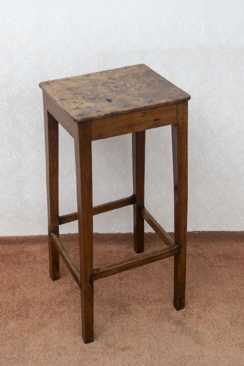 AN EXCEPTIONAL EXAMPLE OF A STOOL IN ENGLISH ELM - ADDITIONAL PHOTO 1