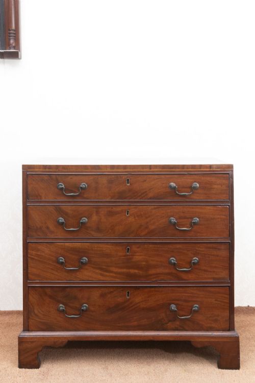 A VERY PRETTY GEORGIAN DRESSING CHEST IN MAHOGANY - ADDITIONAL PHOTO 1