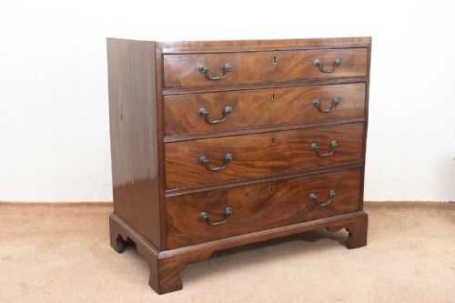 A VERY PRETTY GEORGIAN DRESSING CHEST IN MAHOGANY - ADDITIONAL PHOTO 2