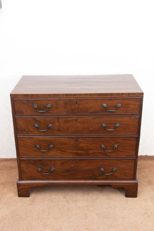 A VERY PRETTY GEORGIAN DRESSING CHEST IN MAHOGANY - ADDITIONAL PHOTO 4