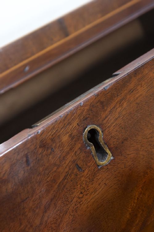 A VERY PRETTY GEORGIAN DRESSING CHEST IN MAHOGANY - ADDITIONAL PHOTO 6