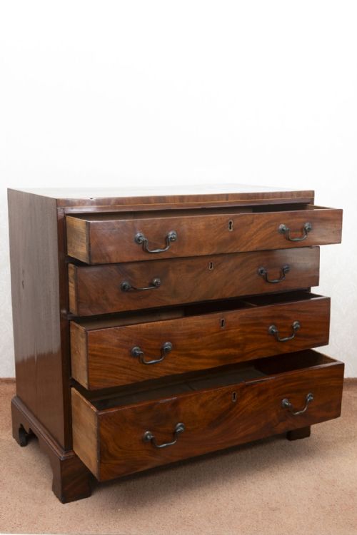 A VERY PRETTY GEORGIAN DRESSING CHEST IN MAHOGANY - ADDITIONAL PHOTO 9