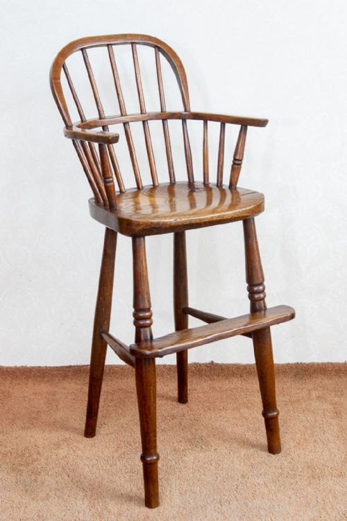 AN ANTIQUE CHILDS CHAIR IN A WINDSOR SHAPE - ADDITIONAL PHOTO 1