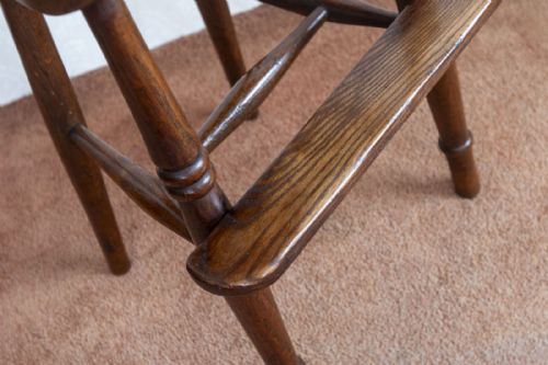 AN ANTIQUE CHILDS CHAIR IN A WINDSOR SHAPE - ADDITIONAL PHOTO 2