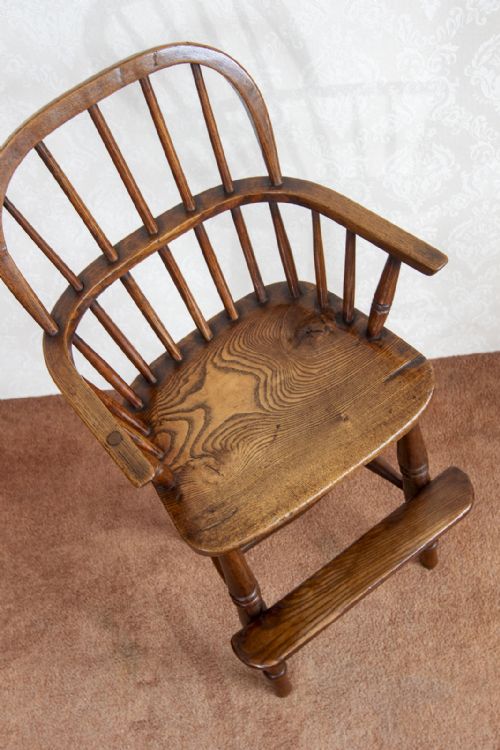 AN ANTIQUE CHILDS CHAIR IN A WINDSOR SHAPE - ADDITIONAL PHOTO 3