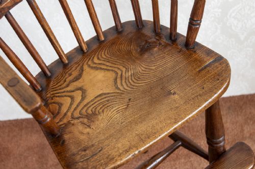 AN ANTIQUE CHILDS CHAIR IN A WINDSOR SHAPE - ADDITIONAL PHOTO 4