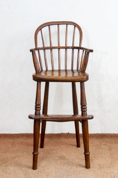 AN ANTIQUE CHILDS CHAIR IN A WINDSOR SHAPE - ADDITIONAL PHOTO 6