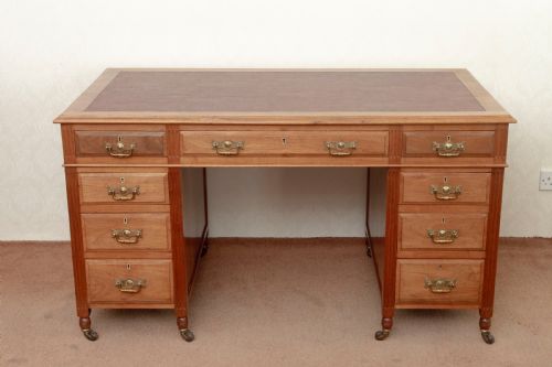 VICTORIAN WALNUT WRITING DESK OF GOOD SIZE - ADDITIONAL PHOTO 1