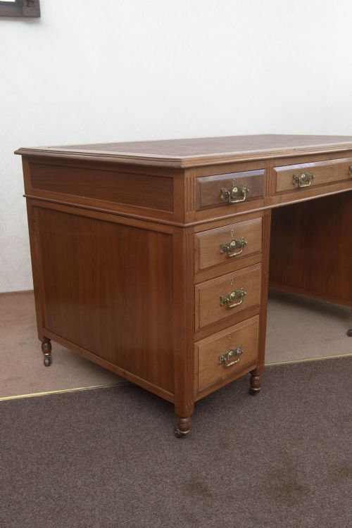 VICTORIAN WALNUT WRITING DESK OF GOOD SIZE - ADDITIONAL PHOTO 3