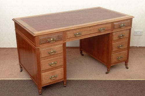 VICTORIAN WALNUT WRITING DESK OF GOOD SIZE - ADDITIONAL PHOTO 4