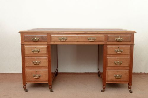 VICTORIAN WALNUT WRITING DESK OF GOOD SIZE - ADDITIONAL PHOTO 5