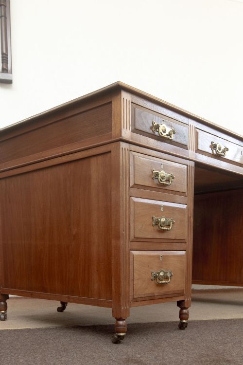VICTORIAN WALNUT WRITING DESK OF GOOD SIZE - ADDITIONAL PHOTO 6
