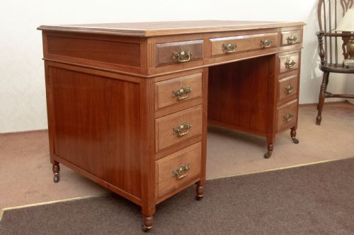 VICTORIAN WALNUT WRITING DESK OF GOOD SIZE - ADDITIONAL PHOTO 7