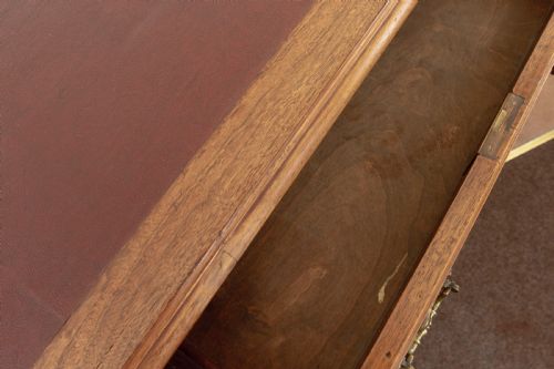 VICTORIAN WALNUT WRITING DESK OF GOOD SIZE - ADDITIONAL PHOTO 8