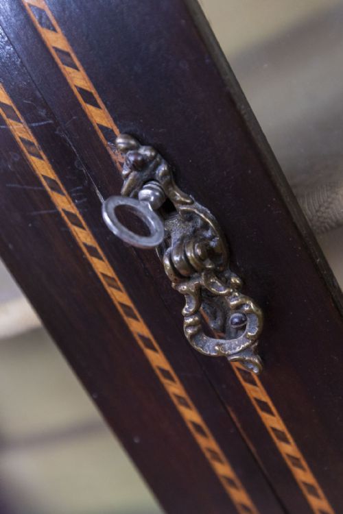 LATE 19TH CENTURY MAHOGANY INLAID DISPLAY CABINET - ADDITIONAL PHOTO 5