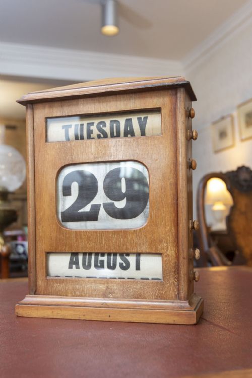 perpetual desk calendar - CATEGORY: ANTIQUE MISCELLANEOUS - DATED 1900