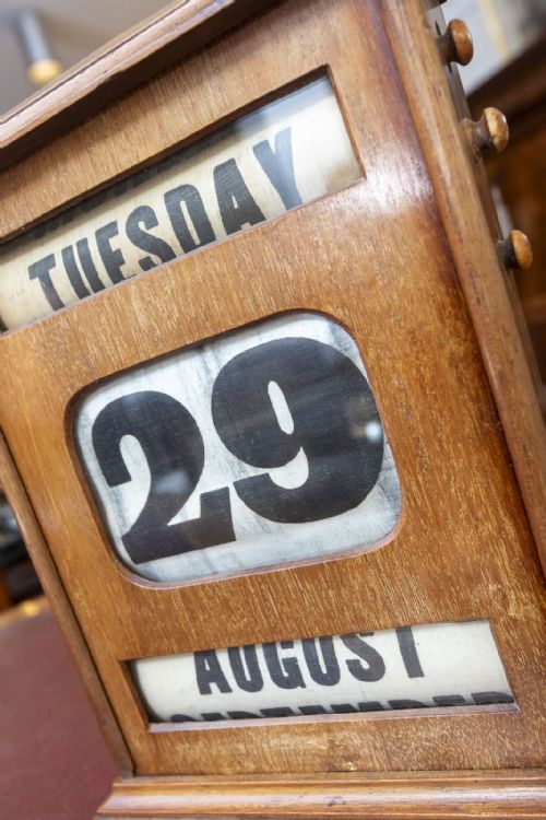 PERPETUAL DESK CALENDAR - ADDITIONAL PHOTO 1
