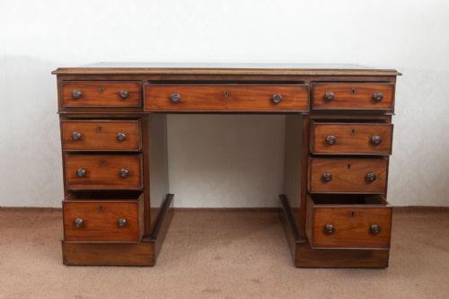 A MID 19TH CENTURY MAHOGANY KNEEHOLE DESK IN THREE SECTIONS - ADDITIONAL PHOTO 3