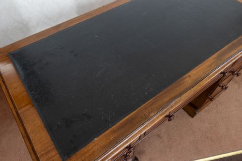 A MID 19TH CENTURY MAHOGANY KNEEHOLE DESK IN THREE SECTIONS - ADDITIONAL PHOTO 5