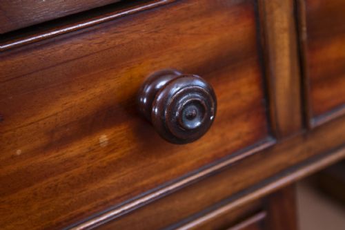 A MID 19TH CENTURY MAHOGANY KNEEHOLE DESK IN THREE SECTIONS - ADDITIONAL PHOTO 6
