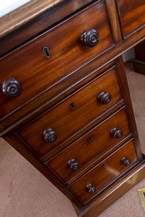 A MID 19TH CENTURY MAHOGANY KNEEHOLE DESK IN THREE SECTIONS - ADDITIONAL PHOTO 7